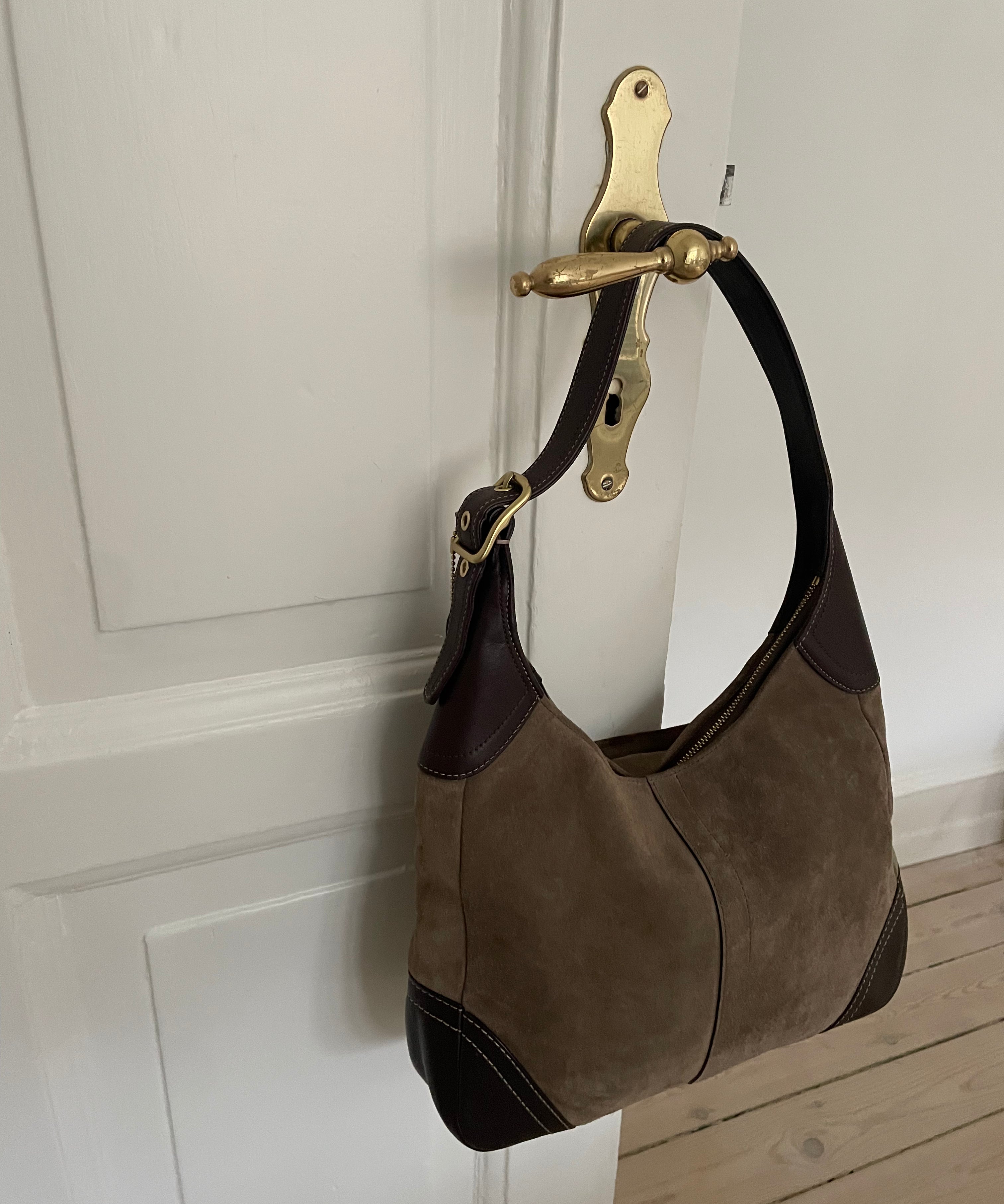 Rare vintage Coach bag from 2006 in suede and leather material. The bag is in a great condition.&nbsp;