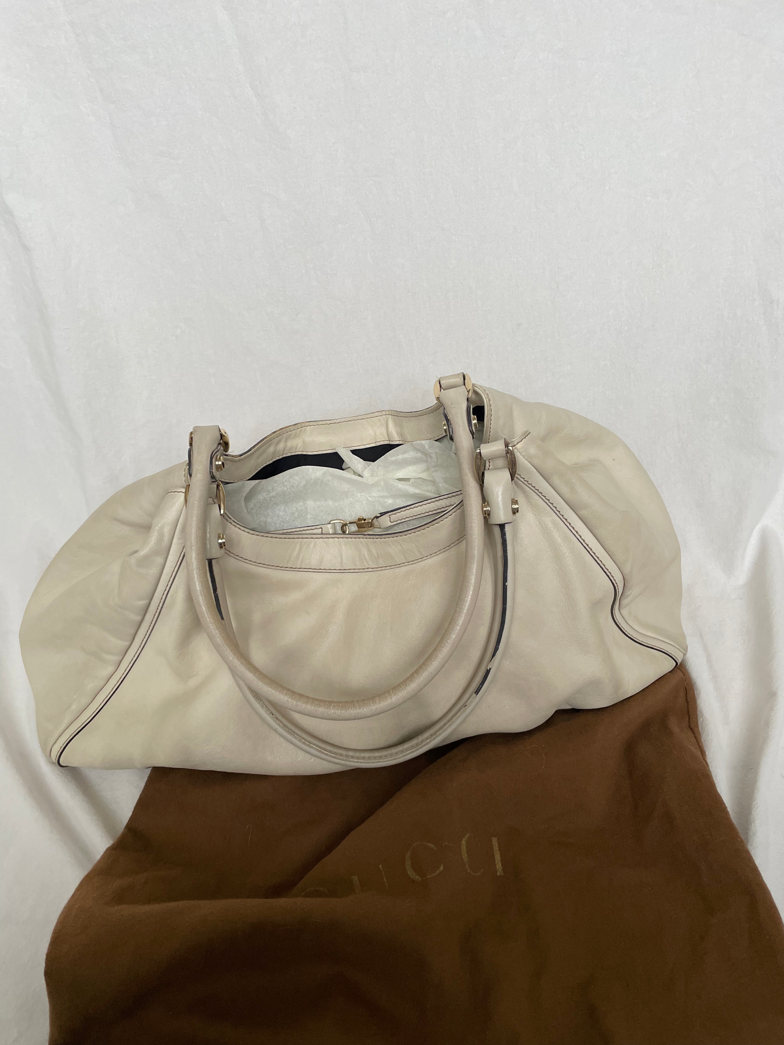 Beautiful white Gucci Abby shoulder bag with gold hardware. 