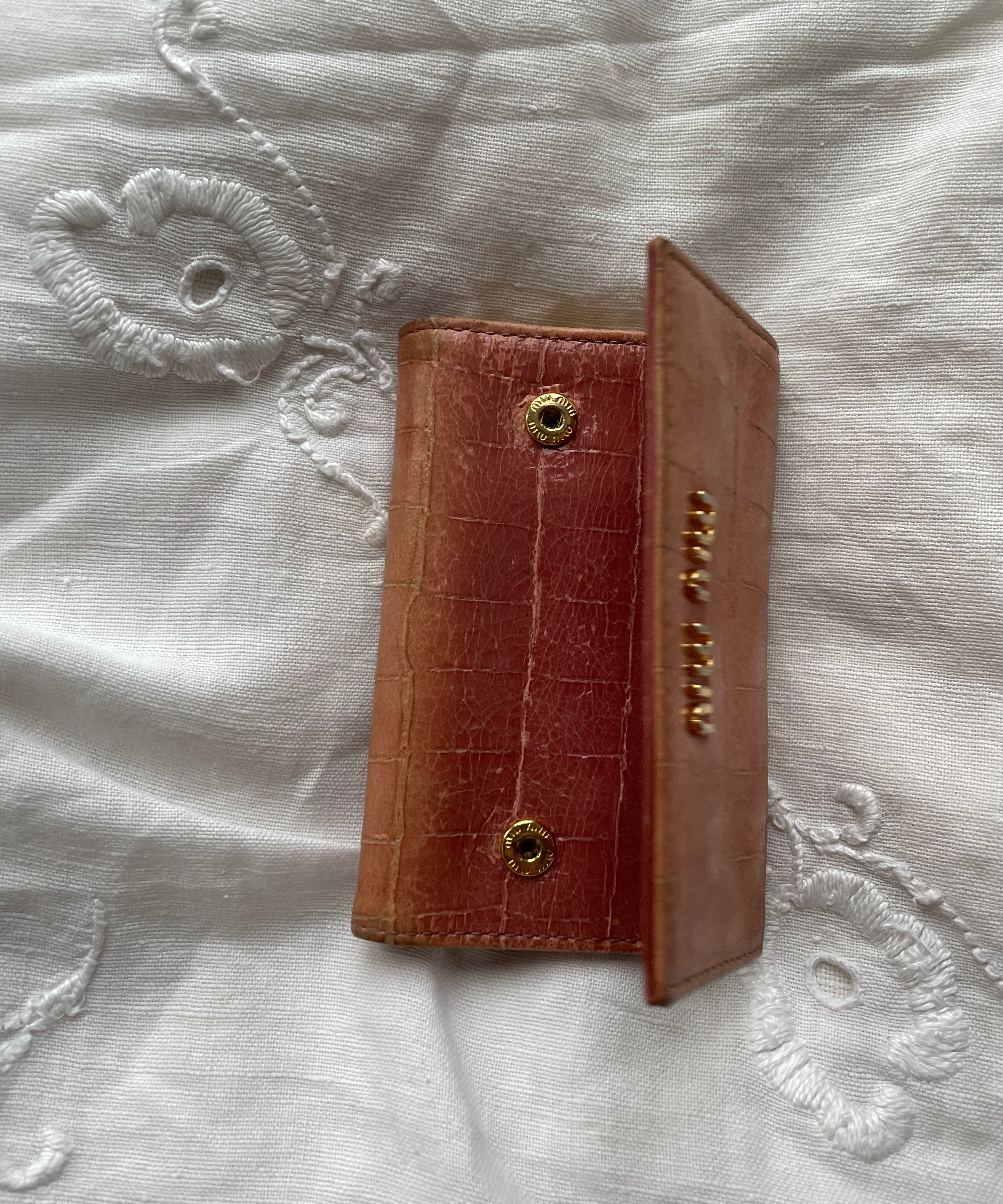 Beautiful Miu Miu key wallet in pink leather. Shows signs of wear on the hardware but is in a perfect working condition.