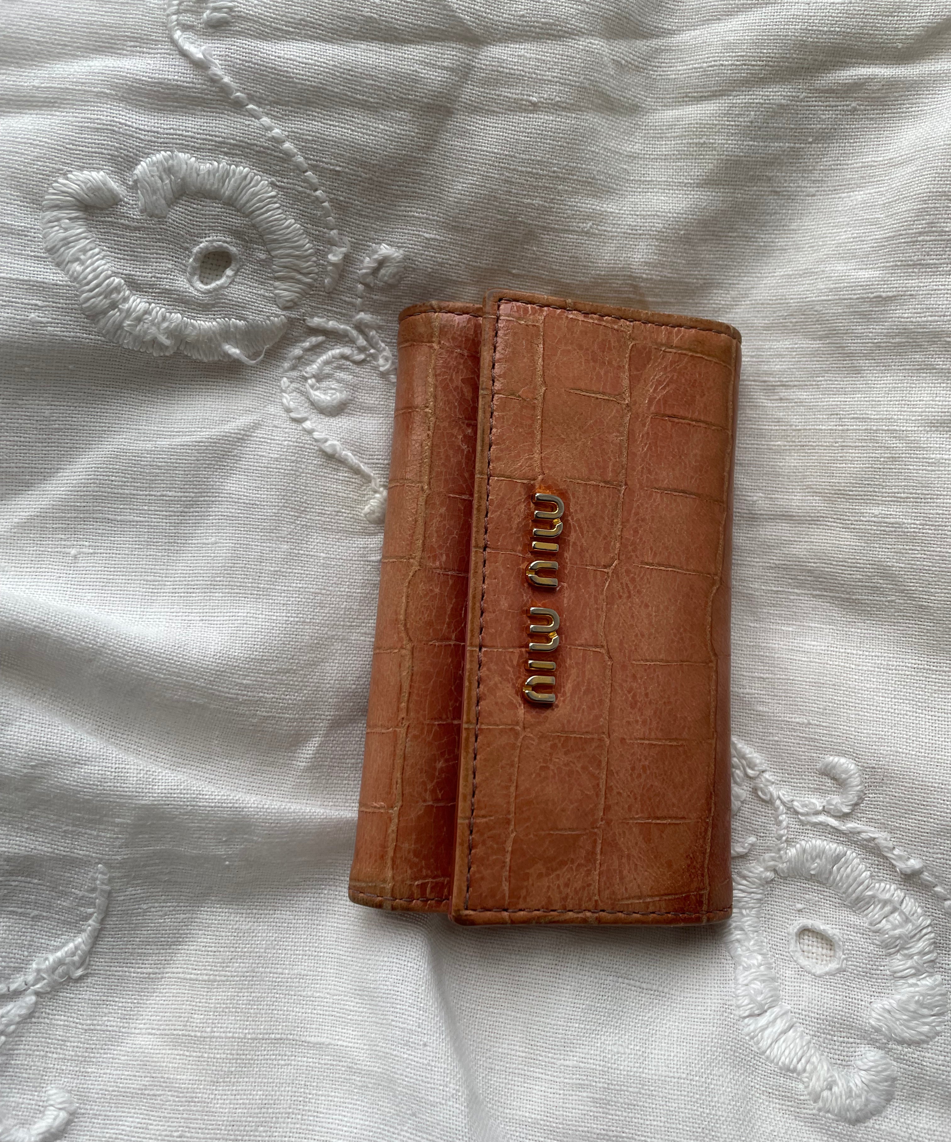 Beautiful Miu Miu key wallet in pink leather. Shows signs of wear on the hardware but is in a perfect working condition.
