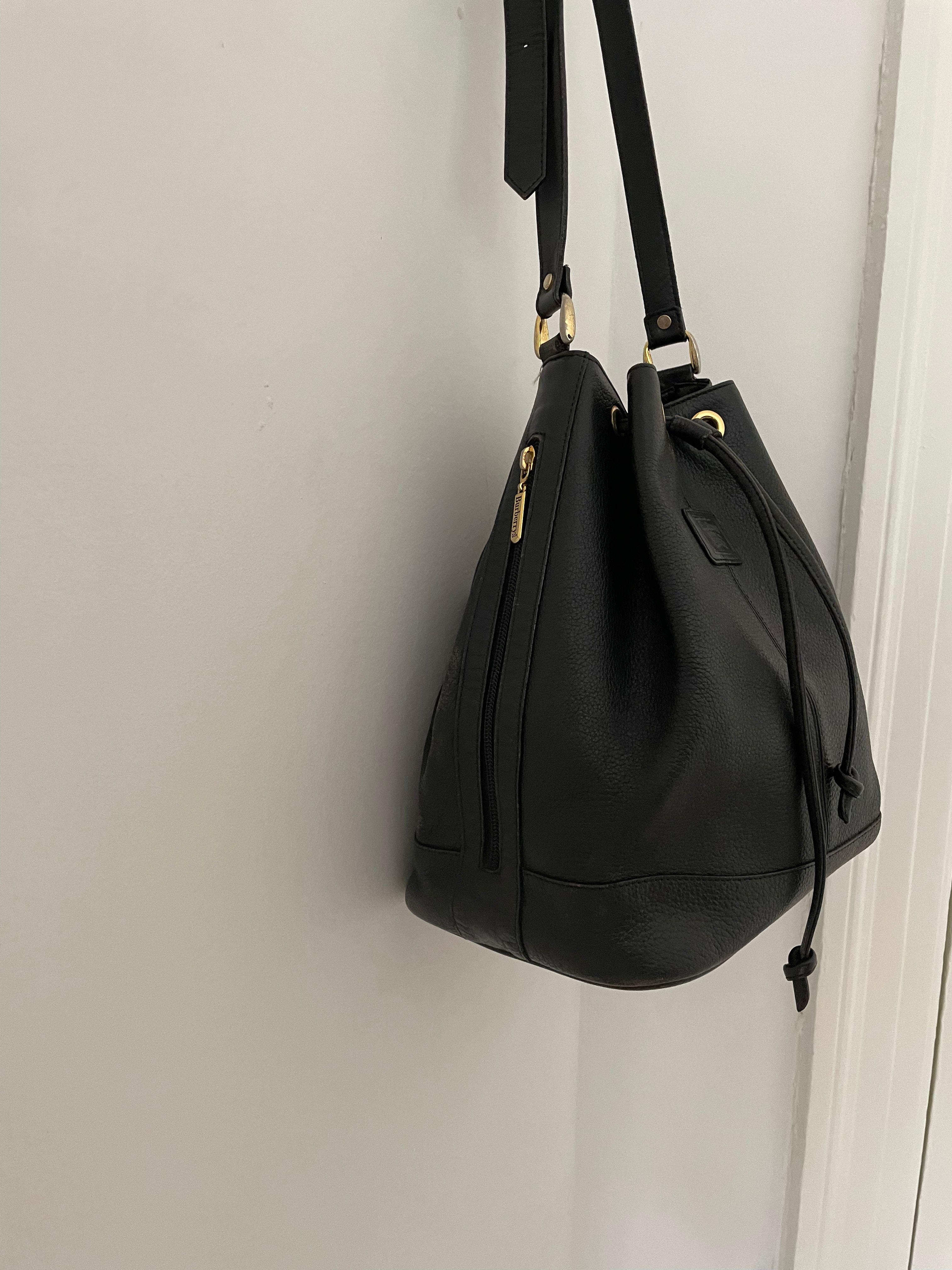 Vintage Burberrys bucket bag featuring signature canvas in the interior. The bag is overall in a good condition but the leather strap show signs of wear.&nbsp;